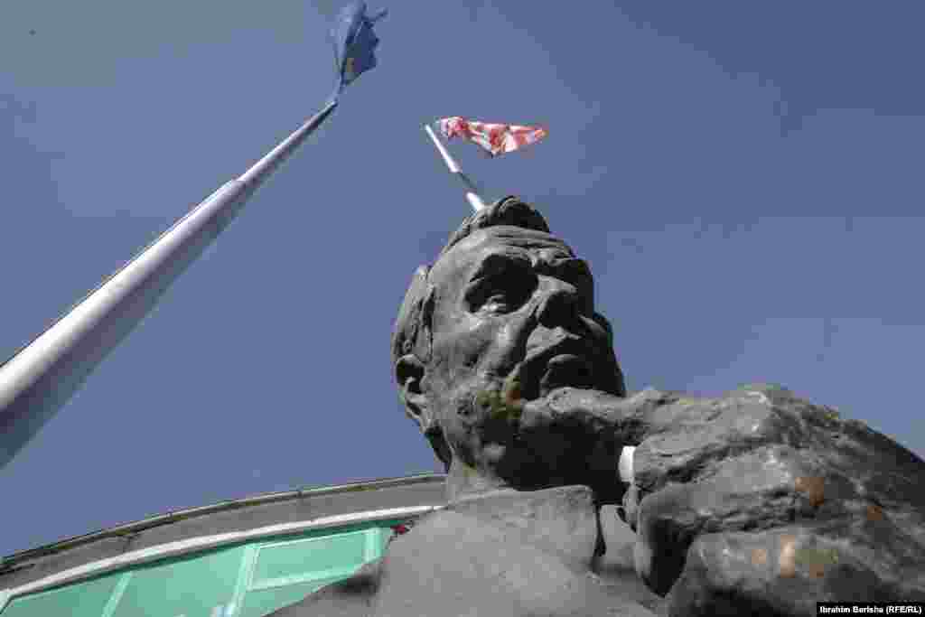 Doleu je bista postavljena 2020. godine, povodom obilježavanja 30. godišnjice posjete izaslanstva Senata Sjedinjenih Država Kosovu koju je predvodio.