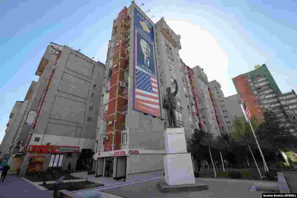 Krajem 2009. godine ova statua bivšeg američkog predsjednika Billa Clintona postavljena je u naselju Dardania u Prištini.