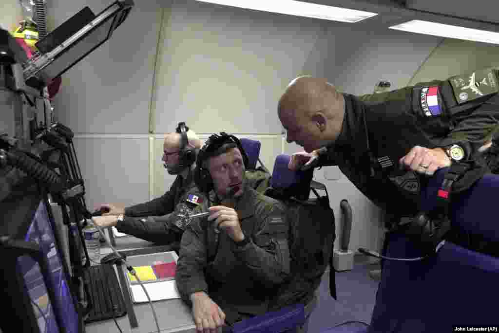 Командир, підполковник на ім'я Річард, розмовляє з членом екіпажу під час місії. «Кінцева мета, – звичайно, – відсутність конфлікту та стримування», – сказав командир, який не назвав своє прізвище з міркувань безпеки. «Ми можемо виявляти літаки, ми можемо виявляти БПЛА, ми можемо виявляти ракети і можемо виявляти кораблі. Це, звичайно, вірно щодо України, особливо, коли ми перебуваємо на кордоні», – додав підполковник 