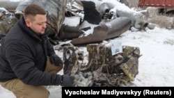 Представник прокуратури показує уламки ракети, яка, на думку правоохоронців, була виготовлена в Північній Кореї та використана під час удару по Харкову 6 січня 2024 року