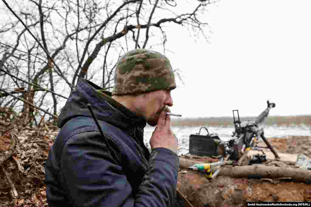 Кулеметник Олександр із позивним «Доля». Перекур біля бойової позиції, що неподалік від Соледару Донецької області, 14 січня 2023 року. «Доля» йде до кулеметної точки та прострілює довірену йому ділянку, щоб перешкодити руху сил супротивника. Після серії коротких черг «Доля» тягнеться за цигаркою, закурює і розповідає: «Ми он із тієї посадки відходили 2,5 години. З боєм. 1200 метрів йшли 2,5 години. Я мав шість магазинів, набитих патронами, ще в кишенях  – розсипом. Йшли і відстрілювалися. Вже пізніше, коли потрапив на базу, то побачив, що у магазині залишився один патрон, ще один – у патроннику. Витратили усе, що мали». До війни Олександр був комірником у торговельному центрі, після мобілізації – піхотинець в окремому гірсько-штурмовому батальйні 10-ї окремої гірсько-штурмової бригади «Едельвейс» 