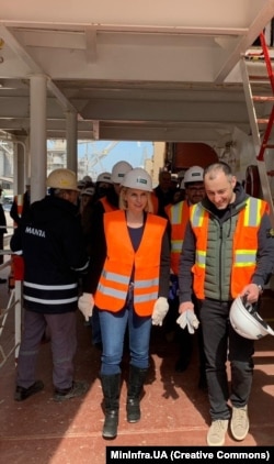 Посол США в Україні Бріджит Брінк і міністр інфраструктури України Олександр Кубраков, порт «Чорноморськ», 24 березня 2023 року