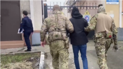 Задержание жителя Новороссийска по делу о пропаганде нацистской символики. 2024 год. Фото: скриншот официальной видеозаписи регионального управления Следкома