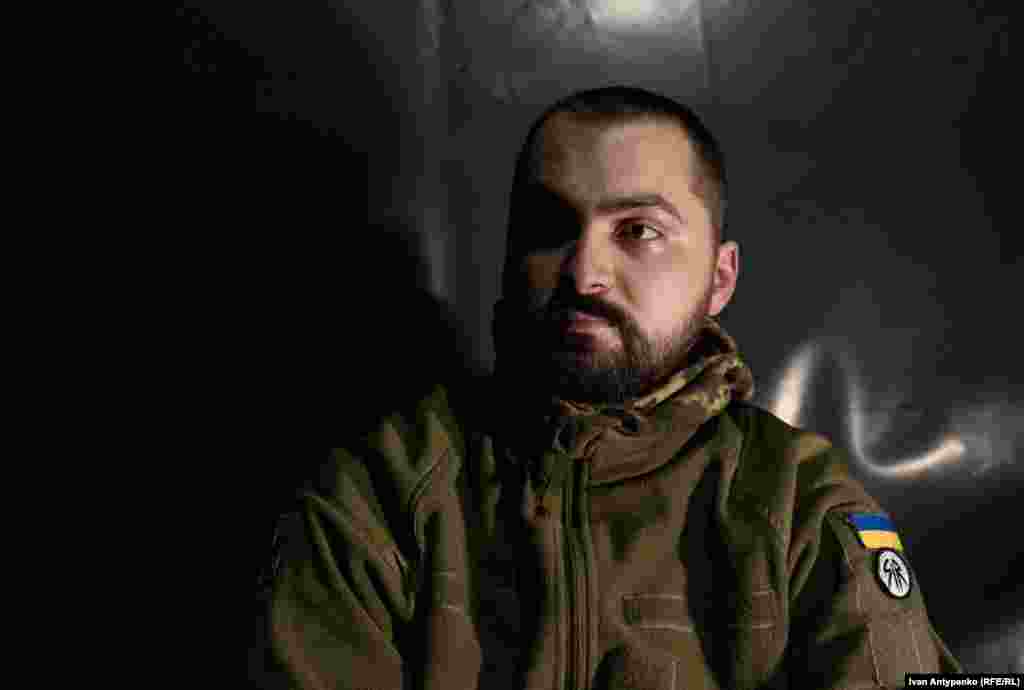 Богдан – військовослужбовець однієї з бригад морської піхоти, старший навідник, член екіпажу САУ 2С1 «Гвоздика». Хлопець говорить, що основна його мотивація – не пустити російських військових углиб території України, щоб вони не прийшли до його рідних