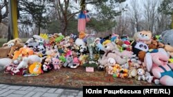 На місце трагедії люди досі несуть квіти та ірашки