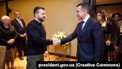 Володимир Зеленський та Даніель Нобоа, президент Еквадору (п) на зустрічі в Аргентині, 10 грудня 2023 року