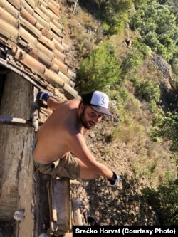 Srećko Horvat tokom priprema za Otočnu školu na Visu, Hrvatska