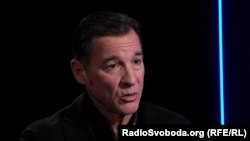 «Я не буду проти цього заперечувати, якщо це буде кредит, який може бути анульований, щоб президент, незалежно від того, демократ він чи республіканець, міг анулювати цю позику» – Том Своззі