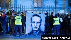 Акція протесту біля російського посольства у Варшаві після появи повідомлень про смерть Олексія Навального, 16 лютого 2024 року