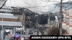 Екстрені служби працюють на місці російського ракетного обстрілу по торговельному центру в Дніпрі. Україна, 29 грудня 2023 року