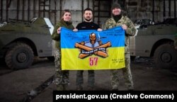 Президент України Володимир Зеленський під час відвідин передових позицій українських військових на Бахмутському напрямку на Донеччині, 22 березня 2023 року