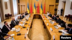 16-17 травня спеціальний представник Китаю у справах Євразії Лі Хуей відвідав Україну з візитом. Голова МЗС України під час зустрічі наголосив на тому, що Україна не сприймає ніяких пропозицій, які б передбачали втрату її територій