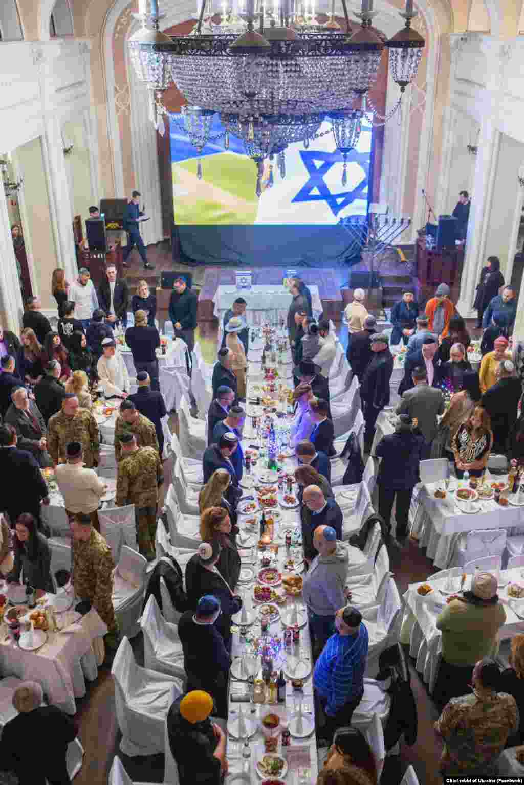 На святі Хануки у Центральній синагозі Києва були присутні посли Ізраїлю, Великої Британії, Німеччини, Чехії та Польщі, а також українські військовослужбовці