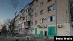 Руйнування в Херсоні після одного з попередніх обстрілів