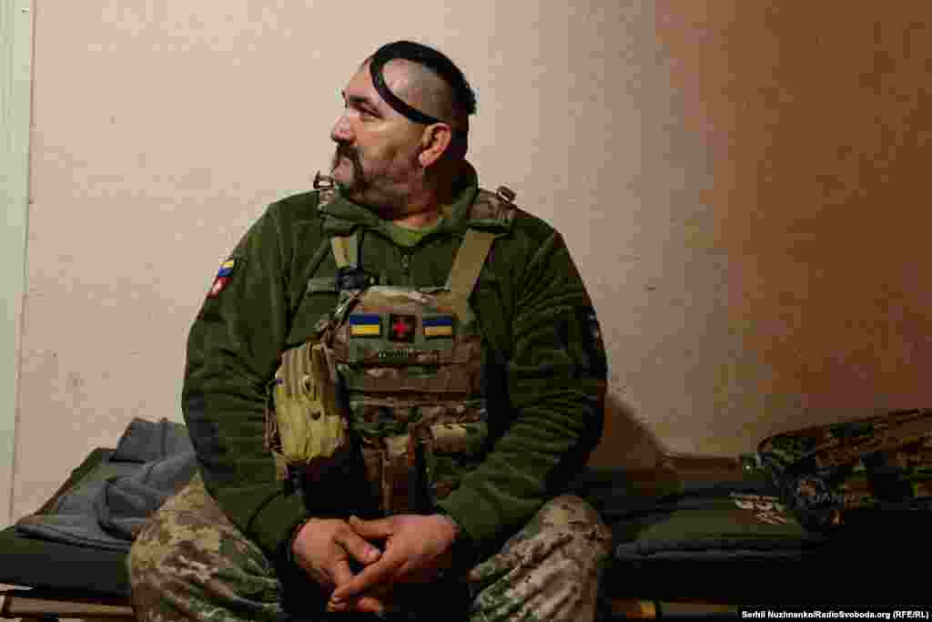Медик в стабпункті в очікуванні поранених, Донецька область, березень 2023 року 