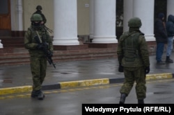 Вооруженные люди в камуфляже (как стало известно впоследствии - российские военные) блокируют Международный аэропорт «Симферополь», 28 февраля 2014 года