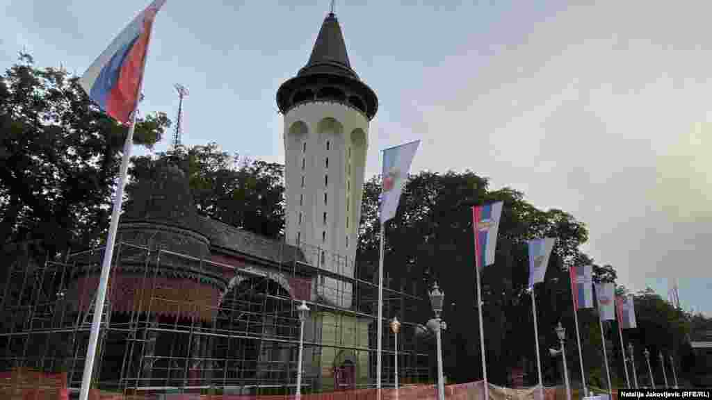 Na Paliću je počela rekonstrukcija Vodotornja, jednog od simbola ovog turističkog mesta, za koji je zamišljeno da u budućnosti postane vidikovac sa kojeg će se pružati pogled na stoletni Veliki park i samo Palićko jezero. Zamisao arhitekata ove građevine je da posetilac uđe u Veliki park i turistički kompleks prolaskom kroz raskošno ukrašenu kapiju. Dizajniran je u stilu mađarske secesije, inspirisan elementima folklora: rukotvorinama, čipkom i vezom.