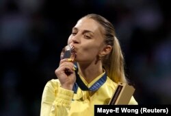 Ольга Харлан святкує першу медаль України на Олімпійських іграх 2024 року в Парижі 29 липня