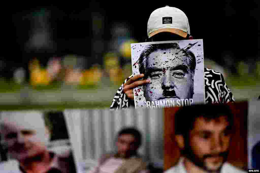 Мужчина держит плакат "Рахмон стоп" в знак протеста против президента Республики Таджикистан Эмомали Рахмона перед встречей канцлера Германии с лидерами пяти стран Центральной Азии перед канцелярией в Берлине. Германия, сентябрь. 29 октября 2023 г. президенты Казахстана, Кыргызстана, Таджикистана, Туркменистана и Узбекистана встречались с Шольцем по приглашению канцлера Германии. (EPA-EFE/Filip Singer)