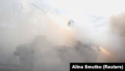 Українські військові ведуть вогонь на Донеччині, 4 лютого 2024 року