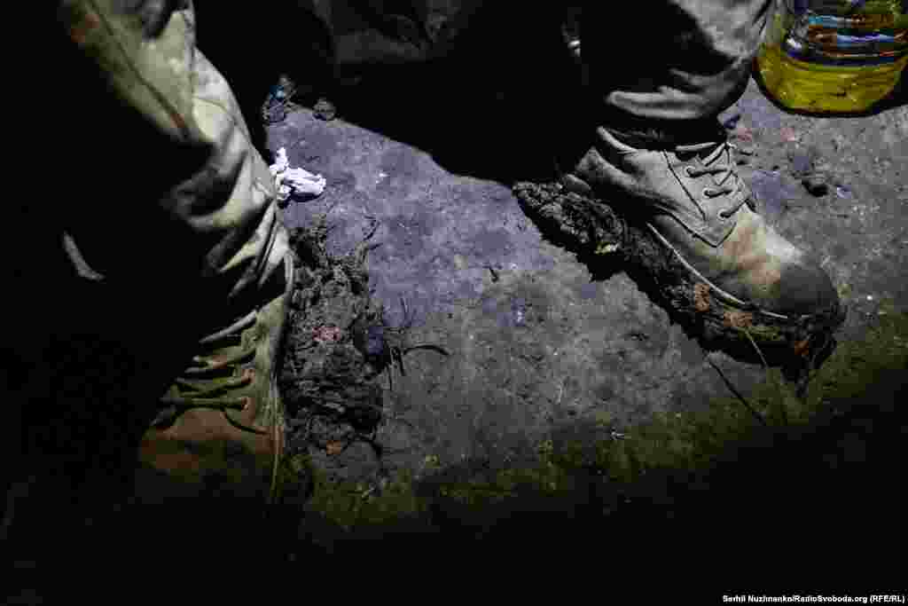 Дійшли, налипле багно більш менш зчищене з взуття&nbsp;