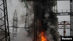 Для уникнення відключень побутових споживачів «Укренерго» застосовує всі можливі заходи подолання дефіциту: імпорт та аварійну допомогу з країн Європи, обмеження споживання промислових споживачів