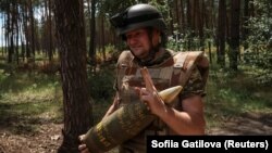 Український військовий несе снаряд поблизу Купʼянська, фото ілюстративне