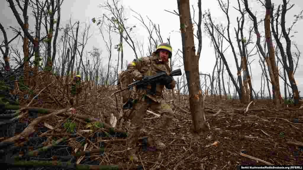 Боец 10-й отдельной горно-штурмовой бригады «Эдельвейс» на отбитых во время штурма позициях Вооруженных Сил РФ