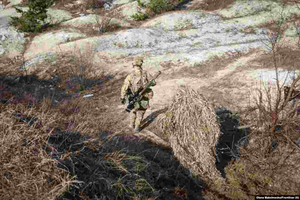 Двоє українських військових під час навчання.  Як приклад того, який вплив може мати одна куля снайпера на сили противника, Еланський наводить випадок, що стався під час боїв поблизу Куп'янська. «Наш снайпер застрелив російського з 800 метрів, один постріл лише. Але що відбулося? Вся лінія фронту з тієї сторони, всі орки одяглися в бронежилети і в каски. Один день! Ось це робота снайперів. Загнав їх в зону дискомфорту, вони зрозуміли, що тут не курорт, що тут вони прийшли на чужу землю, і тут їм не раді», – розповідає Віктор