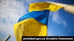Прапор, підписаний оборонцями України, підняли над Києвом у День державного прапора. Україна, 23 серпня 2023 року