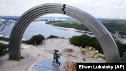 Так виглядала «Арка дружби народів» у Києві до Великої війни і до свого перейменування і ще з композицією українського та російського робітників. Червень 2020 року