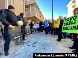 "Prvo došli po kolumniste" i "Neću teokratiju" samo su neki od transparenata ispred suda u Podgorici
