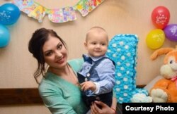 Артем Єрашов разом з мамою. Фото: з особистого архіву родини