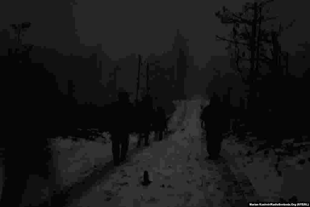 Бійці передислоковуються. Доба минула. Завтра – буде нова. Знову обстріли, знову холод, бруд і пісок. Війна триває.