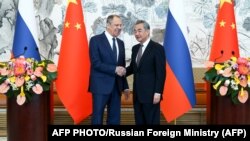 Міністр закордонних справ Росії Сергій Лавров під час зустрічі зі своїм китайським колегою Ван Ї. Пекін, 8 квітня 2024 року