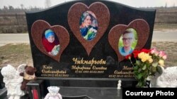 Могила Маргарити, Матвія та Клима Чикмарьових, яких у Бучі убили російські військові. Окупанти вдарили по машині з БМП