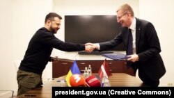 Президент України Володимир Зеленський і президент Латвії Едгарс Рінкевичс (праворуч) у день підписання безпекової угоди між двома країнами у литовській столиці. Вільнюс, 11 квітня 2024 року