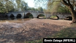 Zbog ekstremne suše zabilježen je rekordno nizak vodostaj rijeke Bosne ispod Rimskog mosta pored Sarajeva, 29. august 2024. godine.