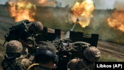 Українські військові ведуть вогонь під Бахмутом на Донеччині, 15 травня 2023 року