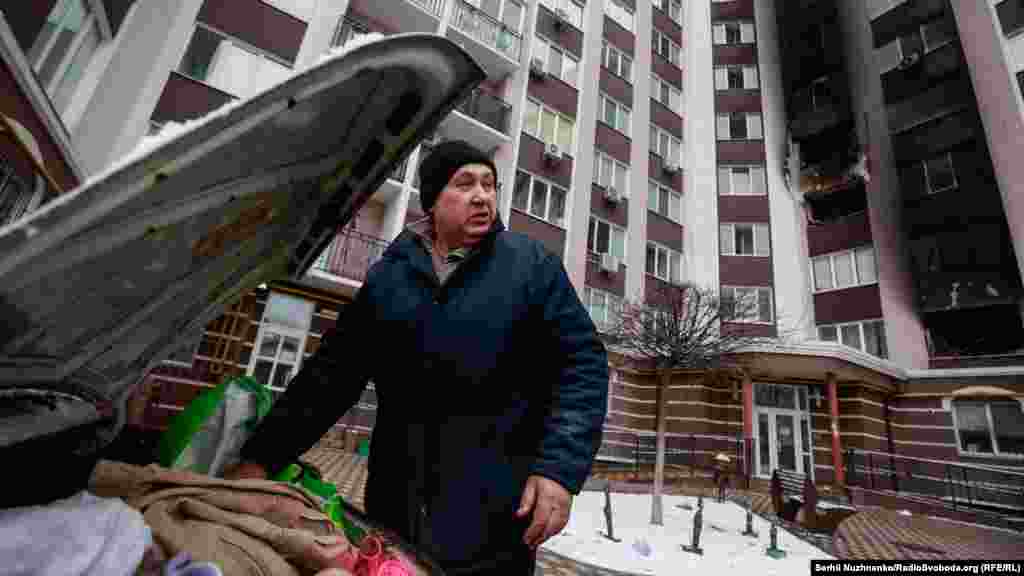 Під час руху колони російських військ через місто вівся безладний вогонь по житлових будинках, кажуть місцеві жителі, Буча, Київська область, 1 березня 2022 року. Праворуч – фото від лютого 2023 року