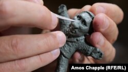 Угорщина. Українсько-угорський художник Михайло Колодко під час виготовлення міні-статуетки президента Росії Володимира Путіна