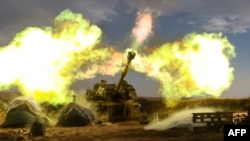 Израильская артиллерия ведет огонь с позиции на Голанских высотах недалеко от границы с Ливаном, 2 ноября 2023 года. На границе Израиля и Ливана после того, как ХАМАС организовала нападение на Израиль, продолжаются перестрелки между ЦАХАЛ и силами группировки "Хезболла"