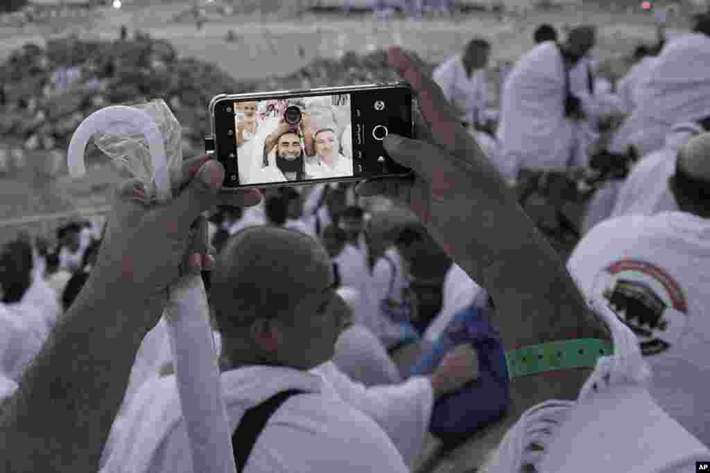 Vjernici u novo doba rado prave selfije sa hadža. Arefat, 27. juni 2023. Hodočasnici se ne smiju svađati i zabranjeno im je nošenje parfema, rezanje noktiju ili šišanje kose ili brade.