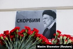 Квіти біля посольства Ірану в Москві в пам’ять про загиблого іранського президента Ебрагіма Раїсі. Москва, 20 травня 2024 року