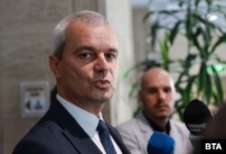 Kostadin Kostadinov, the pro-Russia leader of the Revival party, also participated in the spread of fake news, claiming that "a war is being waged against us."