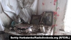 Ікони в одному із розбитих будинків Ямполя