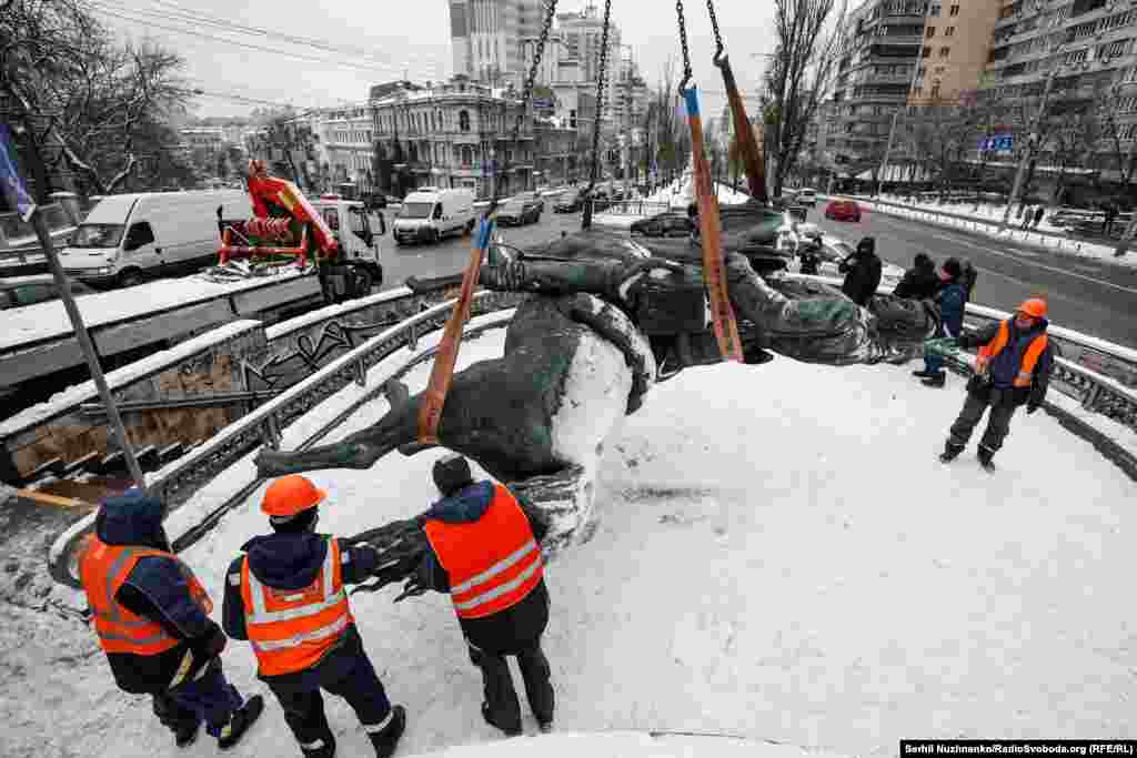 Демонтований пам'ятник Щорсу вантажать на автомобільну платформу