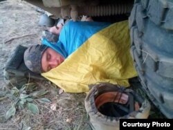 Володимир Коляда спить, загорнутий в український прапор