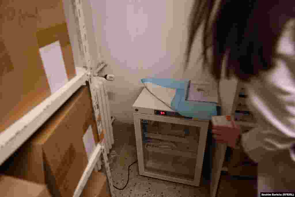 U nedostatku medicinskih frižidera, lekovi u ovoj apoteci se drže i u mini frižiderima namenjenim za čuvanje hrane.