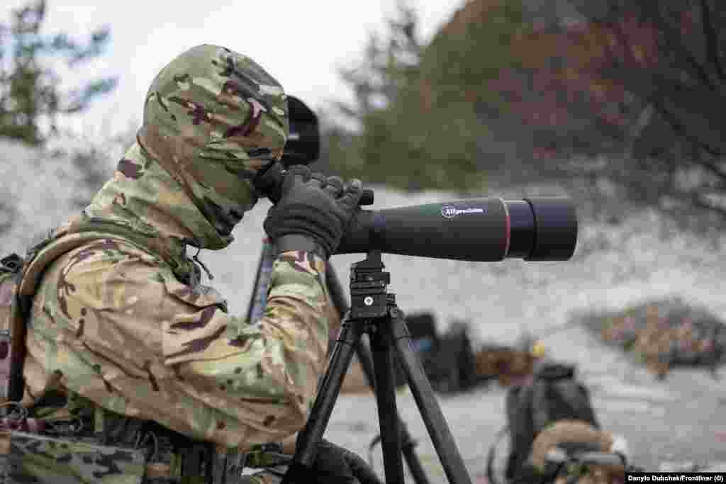 Інструктор спостерігає за виконанням вправ зі стрільби по мішенях. Тренування «Альфа-Браво» включає стрільбу в темну пору доби з використанням тепловізійних прицілів. Маючи обмежений бюджет на імітацію «теплих» ворожих мішеней, інструктори під мішенню викопують невелику яму. У неї кладуть ящик для набоїв, насипають туди вугілля та розпалюють багаття. Таким чином потік гарячого повітря нагріває мішень, яка яскраво світиться  у прицілі нічного бачення. «Ціна питання 50 гривень, мішок вугілля для барбекю. І можна цілий підрозділ тренувати цілий день», – пояснює Еланський»